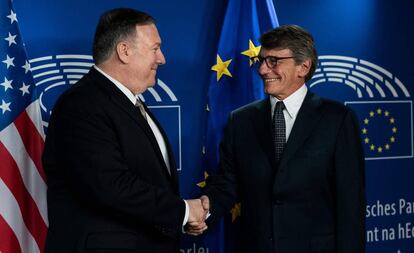 El presidente del Parlamento Europeo, David Sassoli (derecha) recibe a Mike Pompeo en Bruselas.