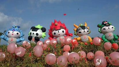 Beibei, Jingjing, Huanhuan, Yingying y Nini eran un pez, un oso panda, una llama olímpica, un antílope y una golondrina. Sus colores eran los tonos de los 5 elementos tradicionales chinos: metal, madera, agua, tierra y fuego.