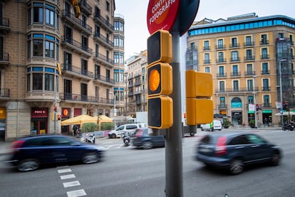Intersección de las calles Balmes y Aragó, uno de los puntos  negros del tráfico en Barcelona.  / CARLES RIBAS