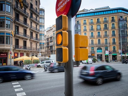 Intersección de las calles Balmes y Aragó, uno de los puntos  negros del tráfico en Barcelona.  / CARLES RIBAS