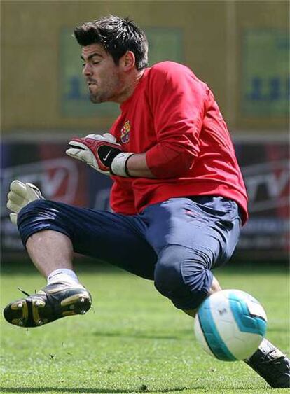 Víctor Valdés, durante un entrenamiento