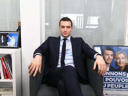 El presidente del Reagrupamiento Nacional, Jordan Bardella. en la sede de campaña de Marine Le Pen para las presidenciales de 2022, en París.