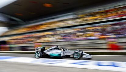 Hamilton rueda sobre el asfalto de Shanghái.