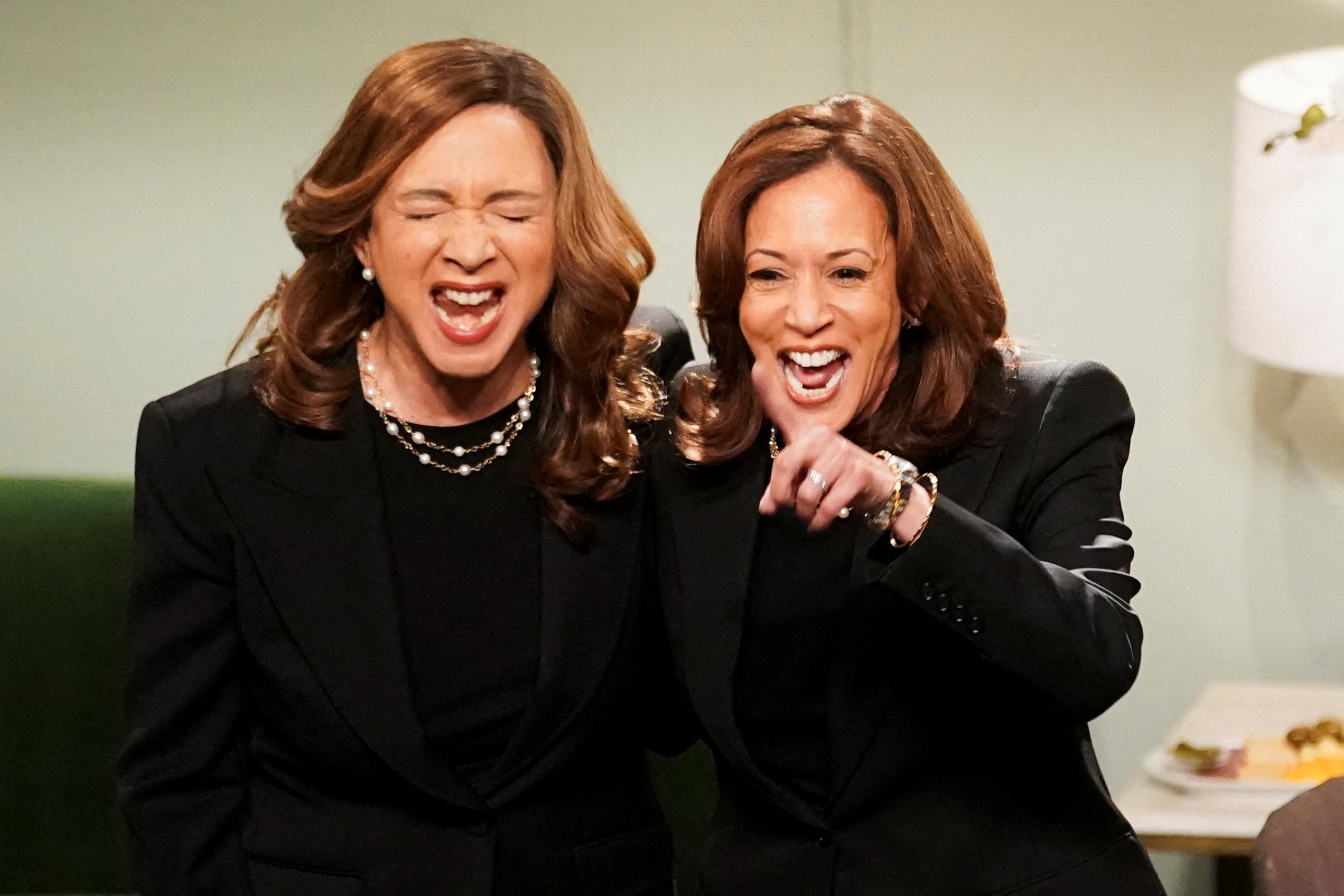 Kamala Harris encuentra su reflejo a dos días de las elecciones en ‘Saturday Night Live’