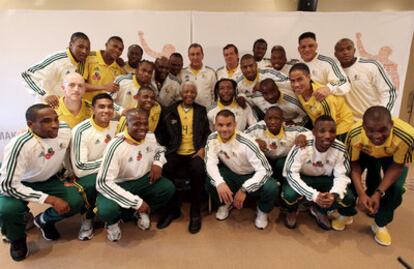 El ex presidente sudafricano, rodeado por los integrantes de la selección de Sudáfrica.