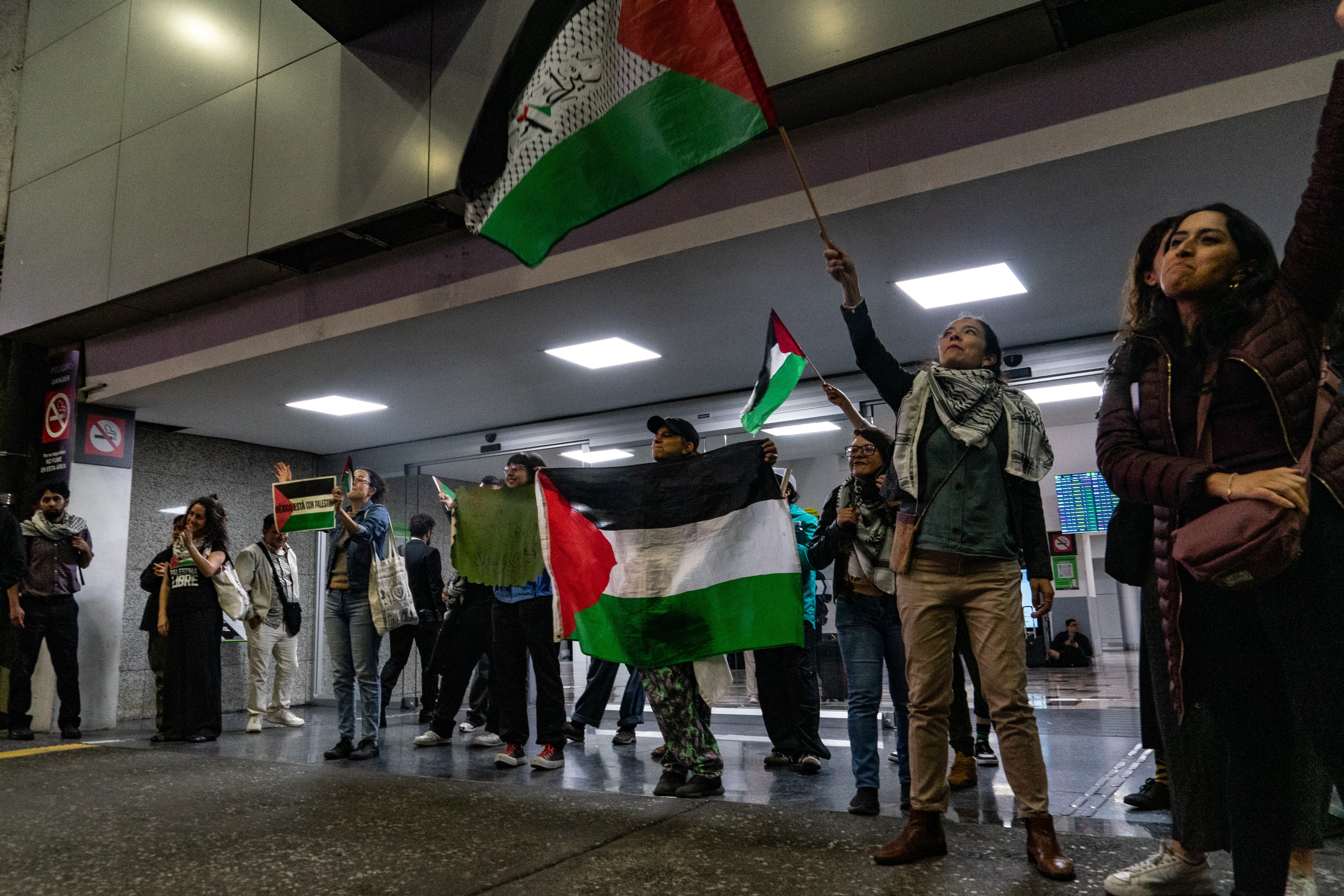 Mexicanos despiden a la familia Abed en una salida de la Terminal 1 tras su llegada a Ciudad de México, el 24 de mayo de 2025.