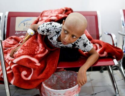 Un chico recibe su tratamiento contra el cáncer en el Centro Nacional de Oncología en Sanaa (Yemen). 