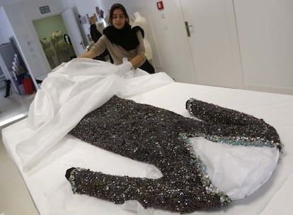 Una empleada del Museo Balenciaga presenta uno de los trajes que se han sumado a su colección.
