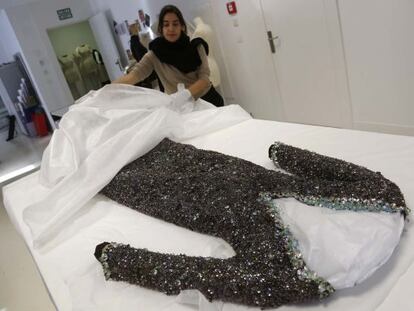 Una empleada del Museo Balenciaga presenta uno de los trajes que se han sumado a su colección.