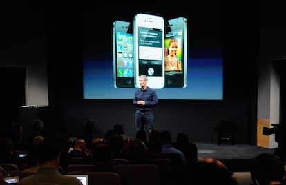 iPhone 4S: El 4 de octubre de 2011, el consejero delegado de Apple, Tim Cook, presenta por primera vez el lanzamiento del smartphone de la compañía. Hasta entonces había sido Steve Jobs el que presentaba los nuevos dispositivos cada año, pero ya estaba muy enfermo y murió poco después.  

Este modelo mantiene el diseño del iPhone 4, pero incorpora a Siri —el sistema de control por voz actual—, mejora la cámara posterior hasta 8 megapíxeles y permite grabar y editar vídeos en HD. Además, por primera vez, el procesador utilizado —el A5— cuenta con doble núcleo. Mantiene la RAM del anterior modelo, 512 MB. En cuanto a la capacidad, el 4S fue el primer modelo en incluir la opción de los 64 GB de almacenamiento. 