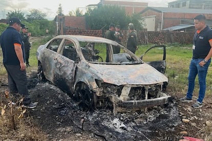 Members of the Prosecutor's Office inspect the vehicle where three people accused of robbery and kidnapping were lynched in Ivirgarzama (Bolivia)