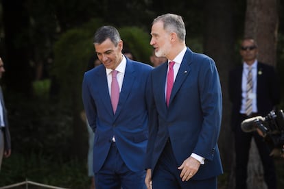 El presidente del Gobierno, Pedro Sánchez, junto al rey Felipe VI, a su llegada a la reunión.
