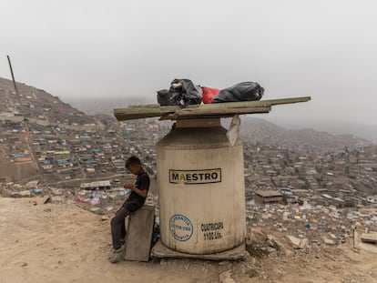 Cisterna en el asentamiento humano Nadine Heredia en el distrito de San Juan de Miraflores en Lima.