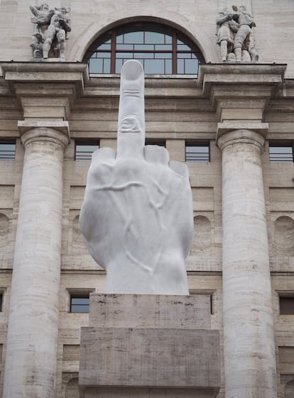 Palazzo della Borsa Palace, edificio de la bolsa de valores, Milán (Italia). La obra 'Omnia Munda Mundis' (2010), obra de Cattelan, frente a la Bolsa de Milán, en enero de 2015.