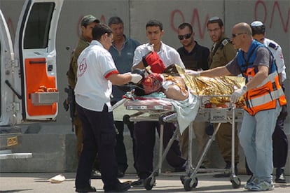 Médicos israelíes trasladan al jefe de los servicios secretos palestinos, Tarek Abu Rajab, herido ayer en un atentado.