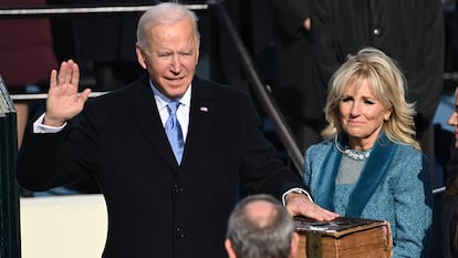 Joe Biden jura sobre la Biblia como presidente de EE UU en presencia de su esposa Jill, el 20 de enero de 2021.