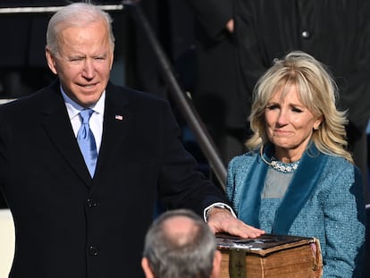 Joe Biden jura sobre la Biblia como presidente de EE UU en presencia de su esposa Jill, el 20 de enero de 2021.