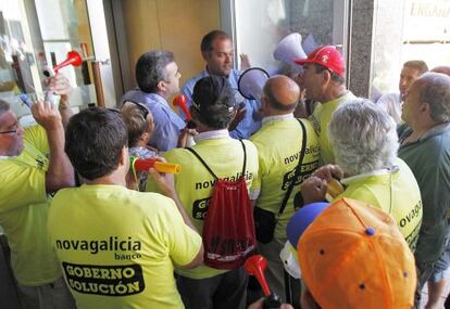 Afectados por las preferentes, ayer ante la sede de Novagalicia Banco en Vigo.