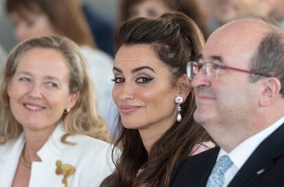 La vicepresidenta primera y ministra de Asuntos Económicos y Transformación Digital, Nadia Calviño; la actriz Penélope Cruz; y el ministro de Cultura y Deporte, Miquel Iceta, en el acto de entrega del Premio Nacional de Cinematografía 2022 a la actriz, en Tabakalera el pasado mes de septiembre.