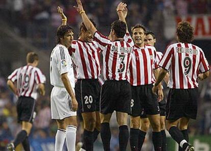 Raúl, desolado mientras los jugadores del Athletic festejan su primer gol.