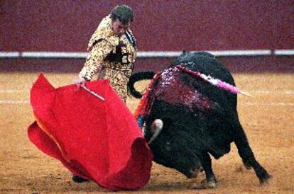 Curro Vázquez torea por redondos a su primer toro.