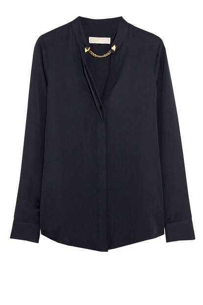 Blusa azul marino con detalle de cadena frontal. La firma Michael Kors (240 euros).