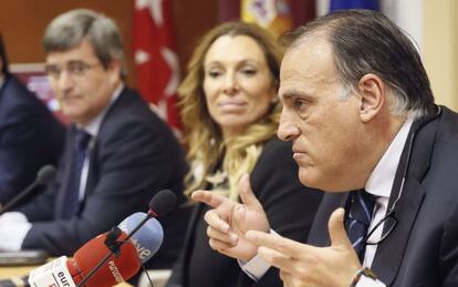 En primer plano, Javier Tebas, y al fondo, Miguel Cardenal, el pasado miércoles
