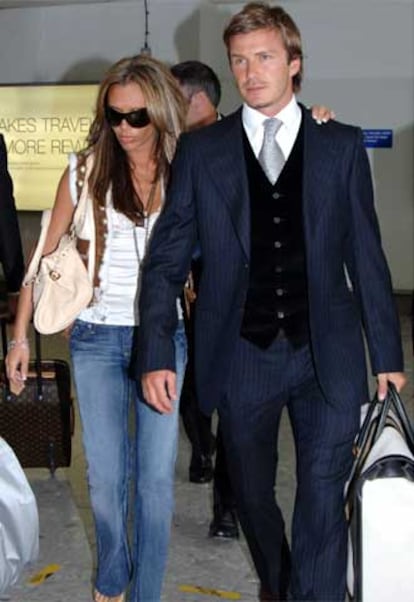 Beckham, con su esposa, Victoria, en Singapur.