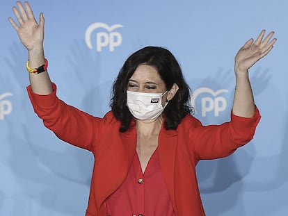 Isabel Díaz Ayuso saluda desde el balcón de la sede del PP para celebrar los primeros sondeos durante la jornada electoral del 4 de mayo.