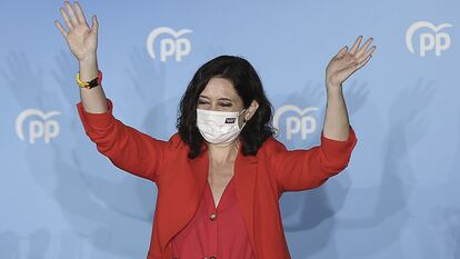 Isabel Díaz Ayuso saluda desde el balcón de la sede del PP para celebrar los primeros sondeos durante la jornada electoral del 4 de mayo.