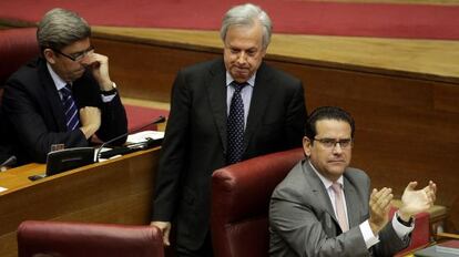 Rafael Maluenda es aplaudido por el portavoz del PP, Jorge Bellver, tras su intervención en las Cortes Valencianas.