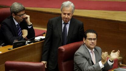 Rafael Maluenda es aplaudido por el portavoz del PP, Jorge Bellver, tras su intervenci&oacute;n en las Cortes Valencianas. 