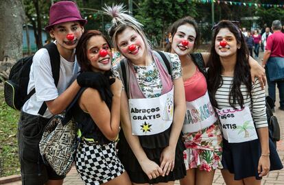 Palhaços da Cia Arte e Improvisos faziam performance bem humorada na Praça da República, oferecendo abraços grátis.