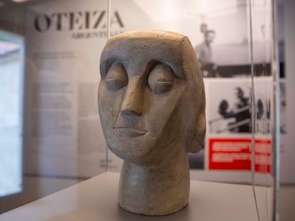 Una pieza atribuida a Oteiza en la exposición que el Museo Diocesano de San Sebastián dedica al escultor vasco.