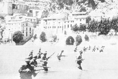 Soldados en el río Ebro durante la toma de Miravet (Tarragona) en la Guerra Civil.