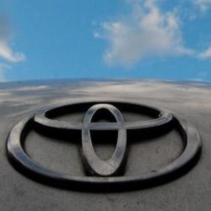 Imagen del logo de Toyota sobre el capó de un Prius.