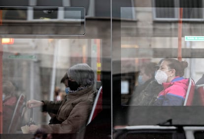 Viajeros en un autobús en Burgos, el 21 de octubre de 2020.