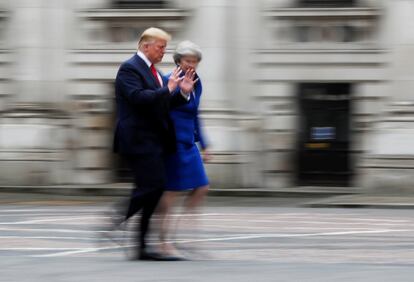El presidente estadounidense, Donald Trump, y la primera ministra británica, Theresa May, conversan antes de comparecer ante los medios, en Londres (Reino Unido).