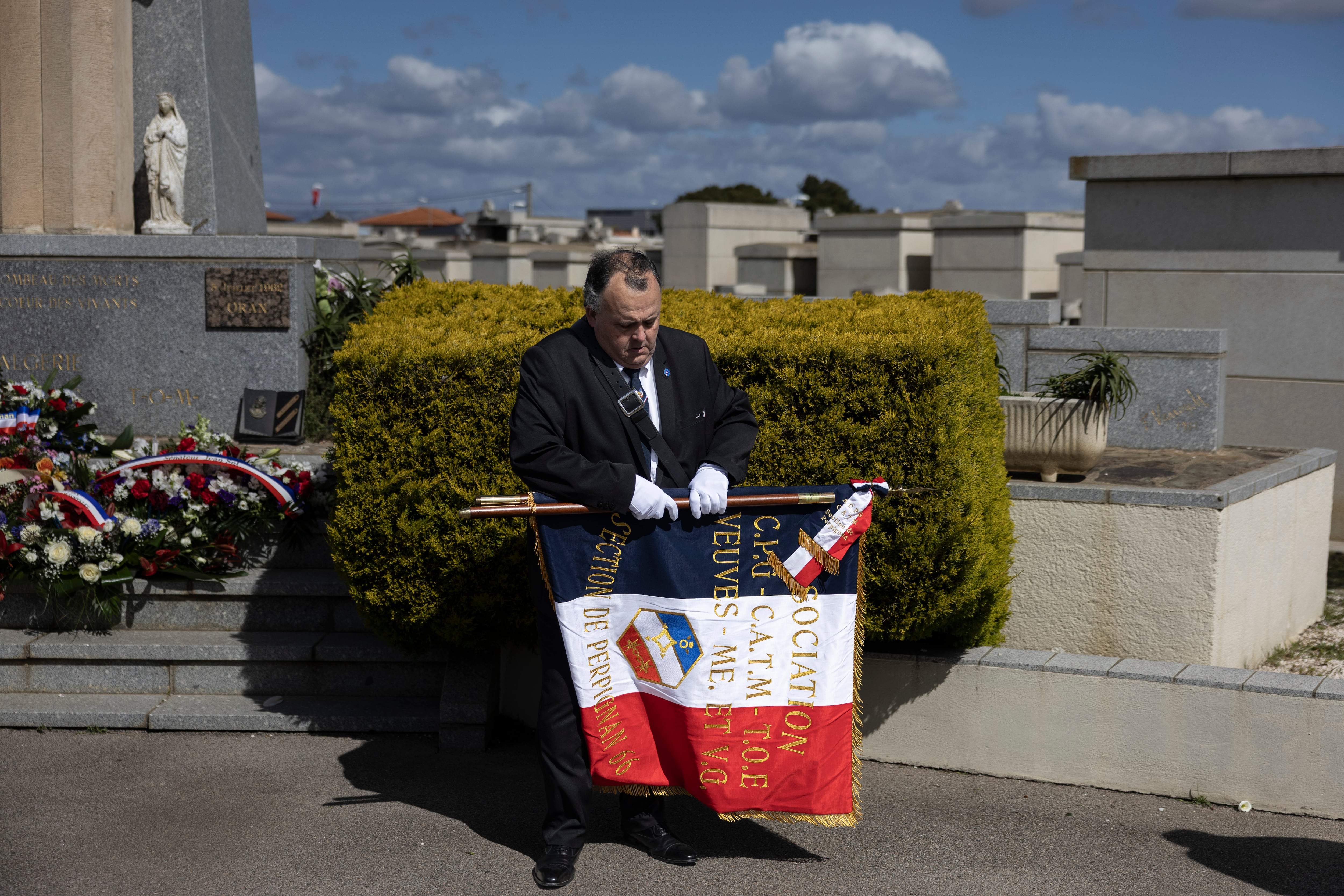 Un participante al homenaje a las víctimas de los enfrentamientos del Marzo de 1962 en la Calle de Isly de Argel, en el cementerio de Perpignan.