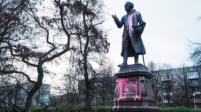 Estatua de Immanuel Kant en Kaliningrado, tras ser atacada por vándalos.