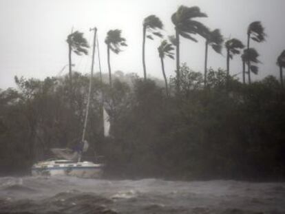 La gigantesca tormenta pierde fuerza y se dirige hacia el noroeste. Hasta 5,6 millones de personas se quedan sin luz. Las inundaciones causan enormes daños. Trump concede la declaración de gran desastre