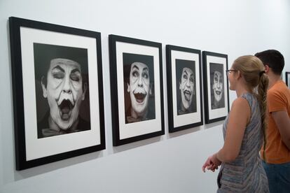 Visitantes de la exposición observan la versión de Malkovich que fotografió Sandro Miller sobre el Jocker que interpretó Jack Nicholson.