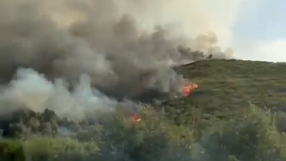 Captura de un vídeo en el que se ven columnas de humo en carreteras de Galicia.