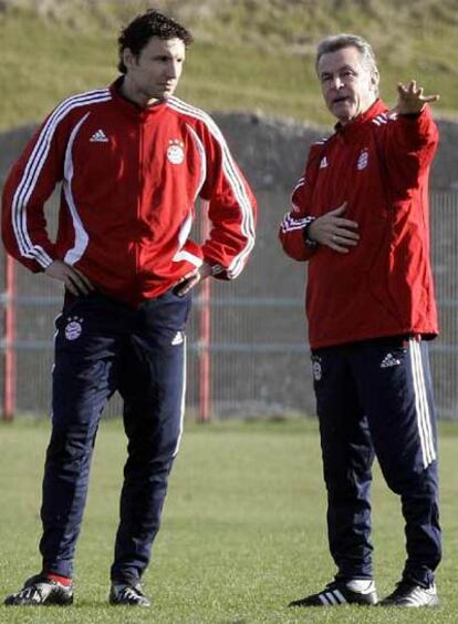 Van Bommel y Hitzfeld, en la sesión de ayer.