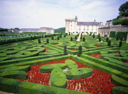 Perfil renacentista del castillo de Villandry, con el jardín del amor, de boj y flores, uno de los que componen el conjunto paisajístico.