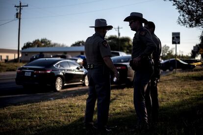 Miembros de la oficina del Sheriff del condado de Wilson conversan dentro del área restringida cerca de la iglesia batista en Sutherland Springs, Texas.