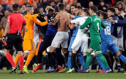 Los jugadores del Getafe y del Valencia se enzarzan tras el partido de Copa en Mestalla.