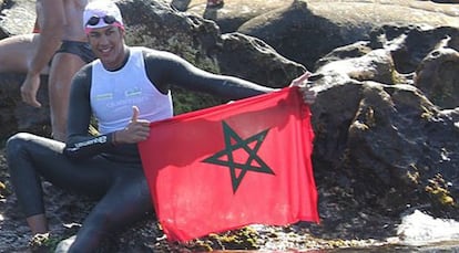 Baraka, con una bandera marroquí tras culminar uno de sus desafíos, en una foto de su web.