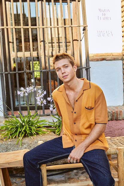El actor y cantante argentino Franco Masini ('Rebelde', en Netflix), apuesta por un clásico veraniego: camisa de manga corta con cuello ‘bowling’ en dos tonos de naranja en contraste.