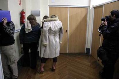 Los implicados en un caso de supuesto blanqueo de dinero se ocultaban ayer de las cámaras en los juzgados de Málaga.